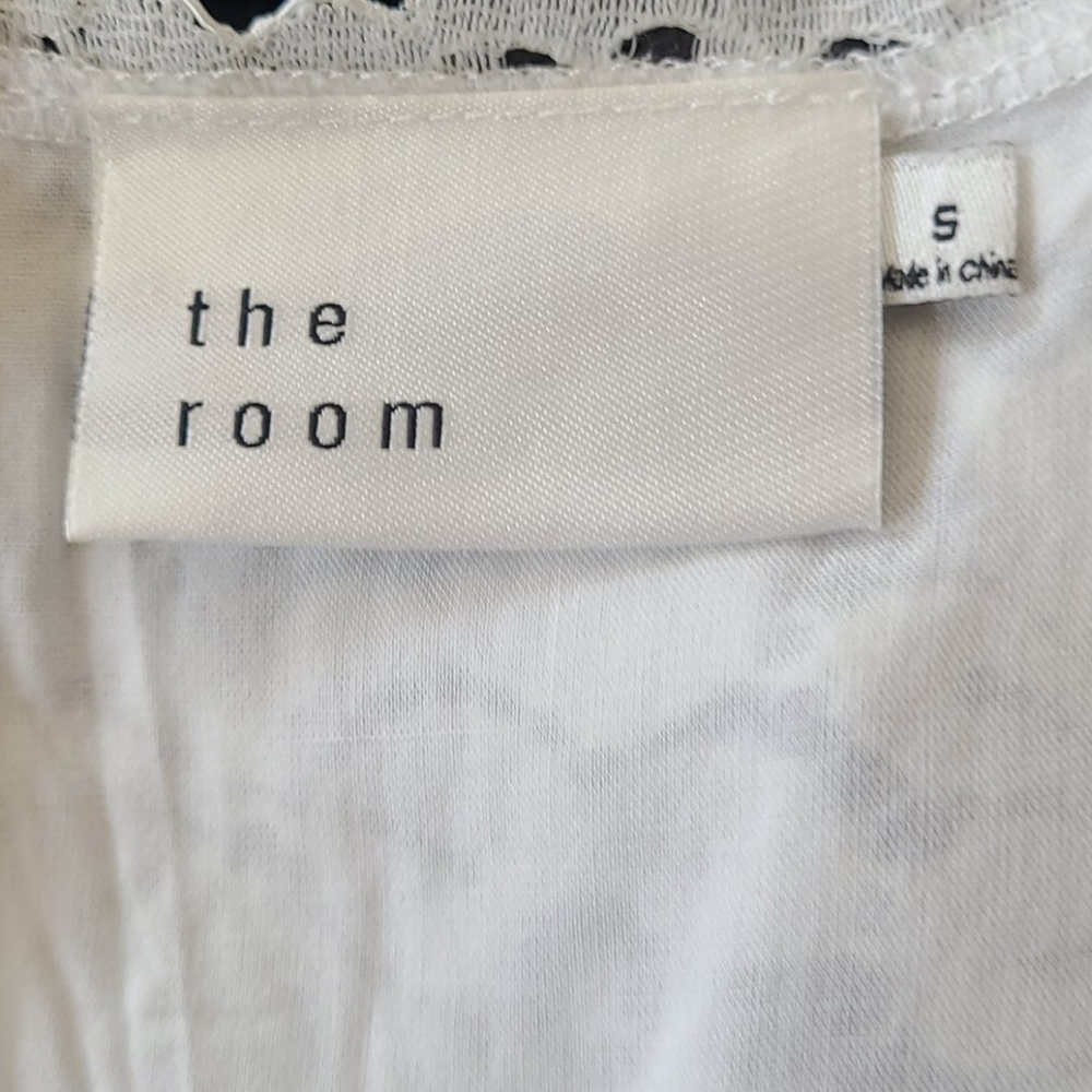 White Lace Dressthe room - Picture 6 of 6